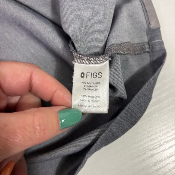 Figs Gray V-Neck Technical Collection Medical Scrubs Shirt Size Medium NN0772 - Picture 7 of 8